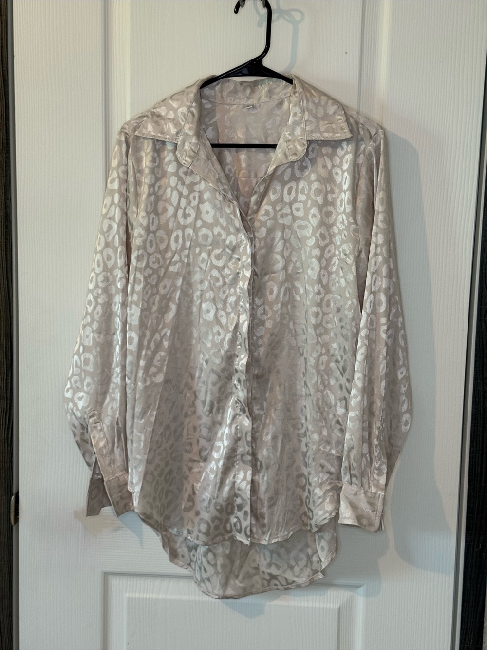 Women’s Silver Satin Leopard Print Collared Long Sleeve Button-Up Blouse L